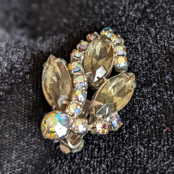 Vintage 50's Clip Earrings with Smoky/Aurora Borealis Stones and Silver Tone - Picture 4 of 8